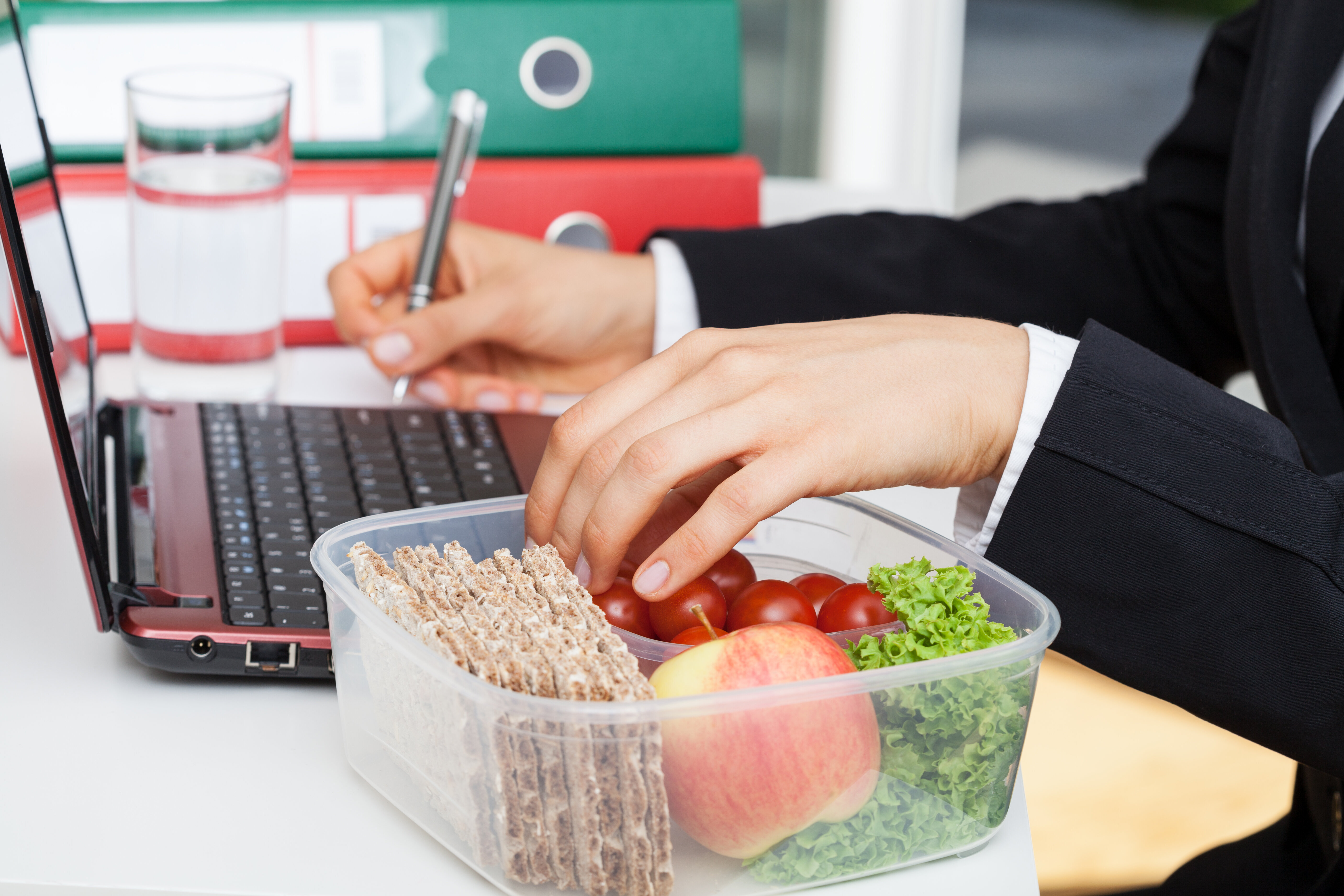 Covid: Les salariés vont pouvoir manger à leur bureau