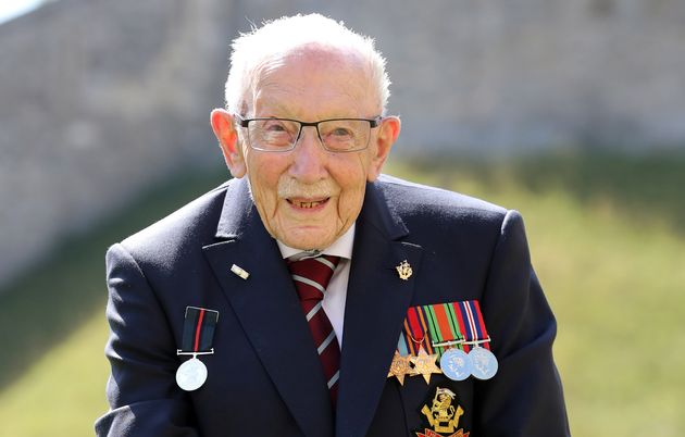 Mort de Tom Moore, héros des Britanniques, contaminé par le Covid-19 (Captain Tom Moore le 17 juillet 2020 après avoir reçu la distinction de Chevalier par la Reine Elizabeth. Photo par Chris Jackson/Pool via REUTERS)