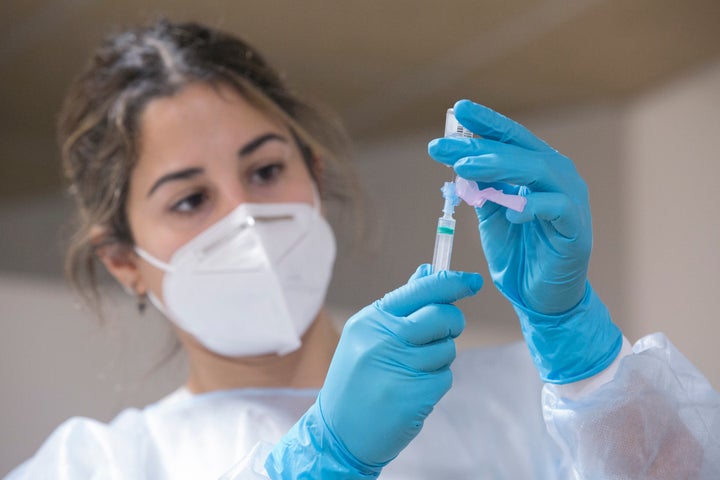 Una enfermera prepara una dosis de la vacuna en un hospital de Gijón, Asturias.