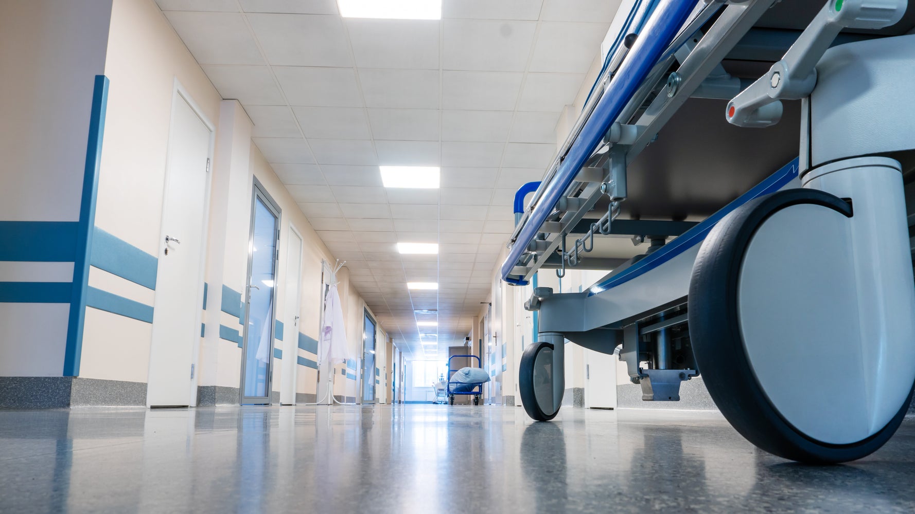 Un jeune homme sort d'un coma de 10 mois au cours duquel il a attrapé deux fois la COVID-19