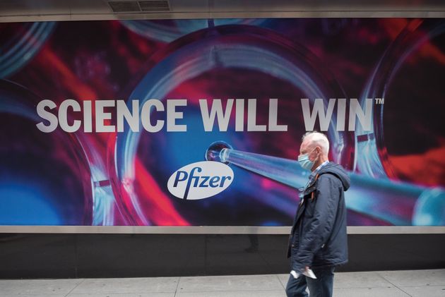 Εσοδα 15 δισ. δολαρίων αναμένει η Pfizer το 2021 από το εμβόλιο για την