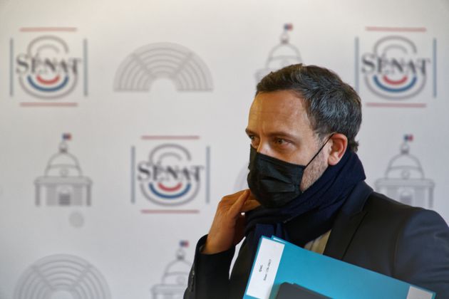 Le secrétaire d'État Adrien Taquet, ici photographié lors d'une session de questions au gouvernement au Sénat fin janvier, s'est agacé contre le vote du Sénat, qui a rejeté l'ouverture de la PMA à toutes les femmes. 