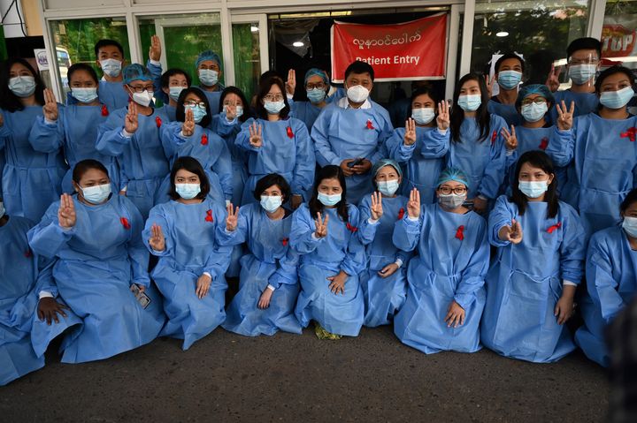 Ιατρικό και νοσηλευτικό προσωπικό χαιρετούν με τα τρία δάχτυλα και φορούν μια κόκκινη κορδέλα καλώντας τους πολίτες να δείξουν ανυπακοή στους πραξικοπηματίες. 