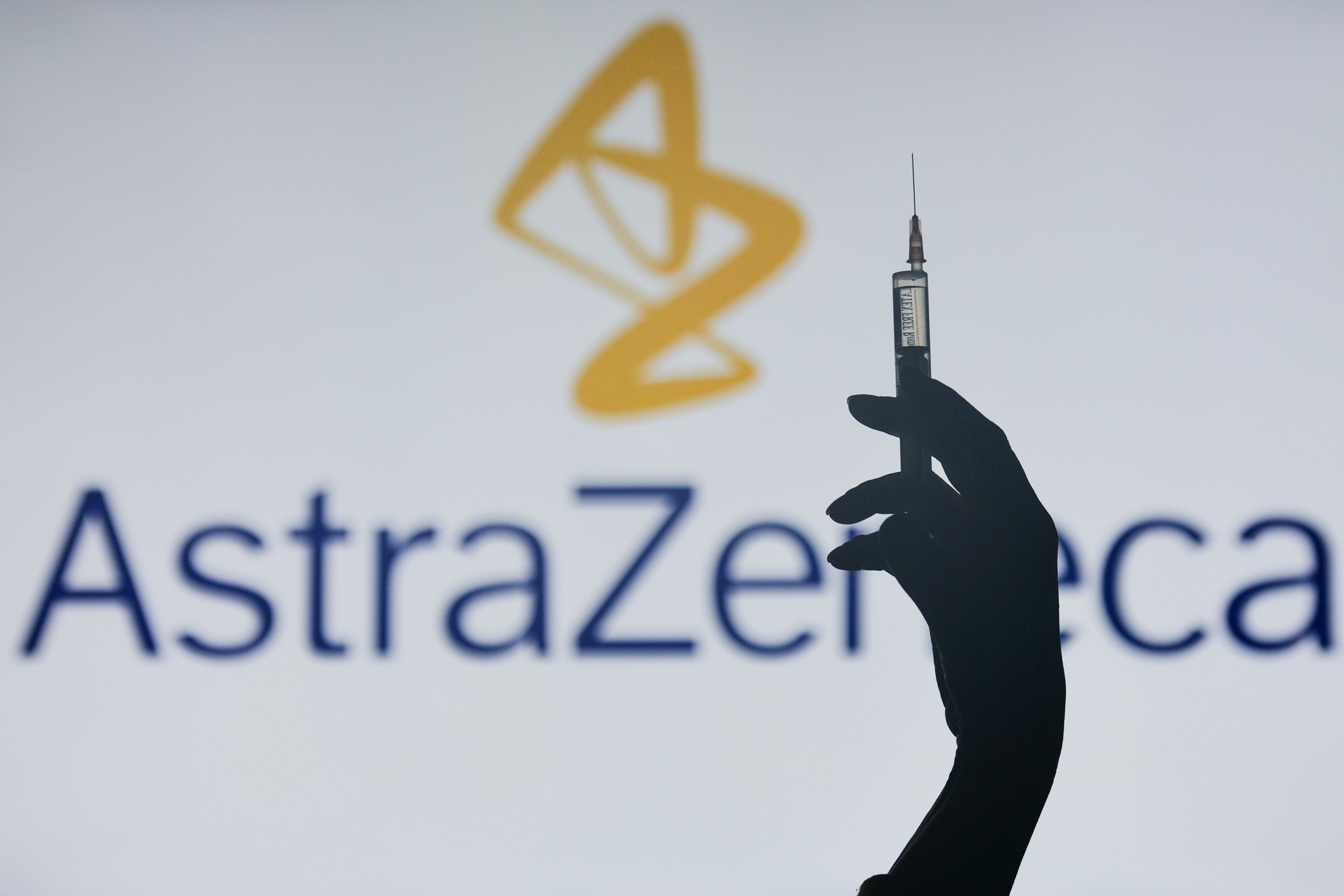 Covid-19: le vaccin d'AstraZeneca réduirait la transmission dès la première dose