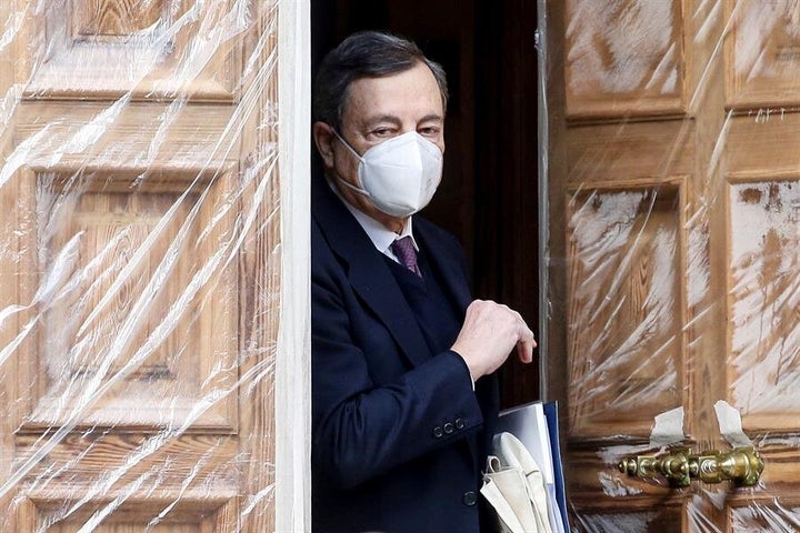 El expresidente del Banco Central Europeo (BCE), Mario Draghi, sale este martes de su domicilio en Roma, Italia.