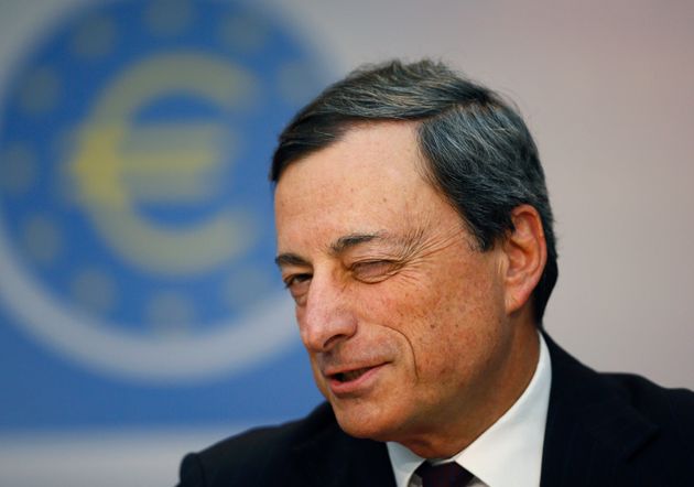 Mario Draghi qui a présidé la Banque centrale européenne (on le voit ici en 2013 au siège de la BCE à Francfort) a été chargé de former un nouveau gouvernement en Italie. 