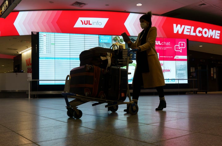 Une passagère passe par l'aéroport Montréal-Trudeau de Montréal, le jeudi 7 janvier 2021. Les cas de COVID-19 rapportés par les voyageurs sont sous-estimés par la Santé publique.