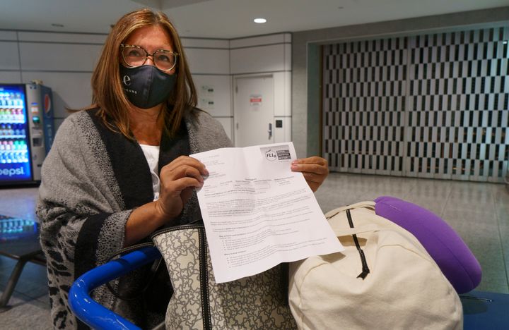 Une voyageuse, Josée Bertrand, montre le résultat de son test de Covid-19 à l'aéroport Trudeau de Montréal, alors qu'elle arrive de Fort Lauderdale le 7 janvier 2021.