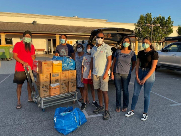 Volunteers from the Sikh Gurudwara in Bennett Springs deliver food and drinks to Perth firefighters.