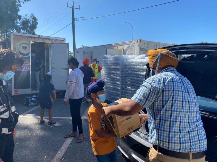 Volunteers from the Sikh Gurudwara in Bennett Springs deliver food and drinks to Perth firefighters.