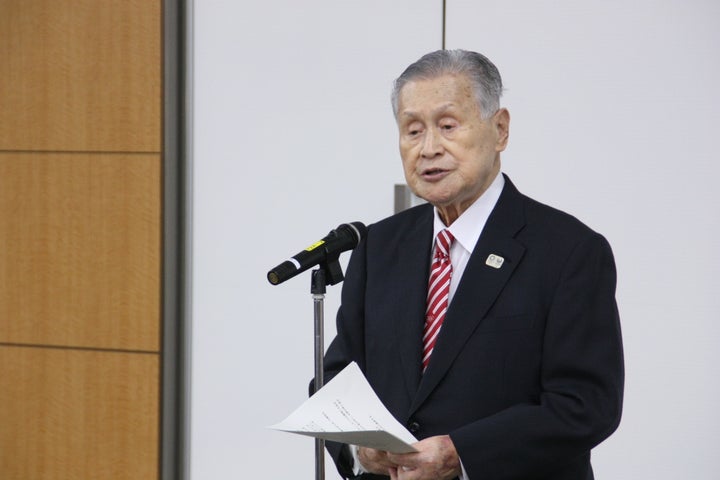 謝罪する森会長=2021年2月4日、都内