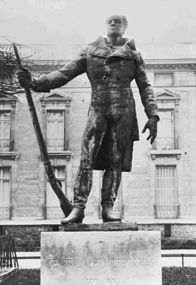 Photographie de la statue du Général Dumas à Paris, détruite en 1942 par les Nazis et qui sera bientôt reconstruite à l'identique