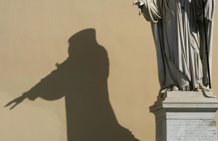 Πανεπιστήμιο Αθηνών - Το άγαλμα του Πατριάρχη Γρηγορίου του Ε΄ στη δεξιά γωνία του Πανεπιστημίου 