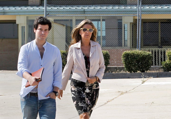 Rosalía Iglesias con su hijo Willy Bárcenas saliendo de la cárcel de Soto del Real (Madrid).