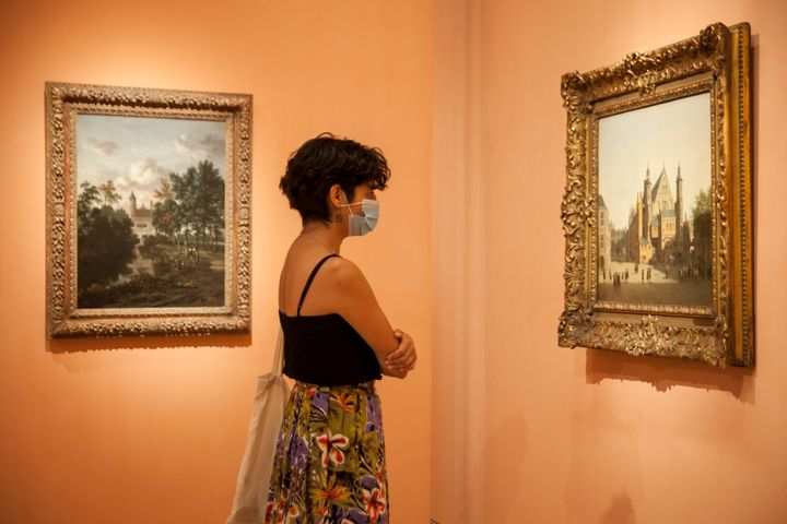 Una mujer observa un cuadro del Museo Thyssen-Bornemisza de Madrid el 6 de junio, día de la reapertura del centro tras el confinamiento por la pandemia.
