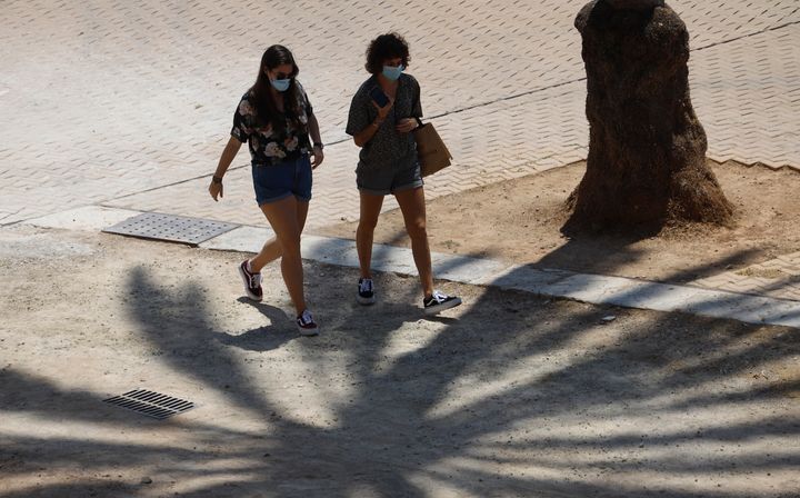 Dos mujeres jóvenes pasean por Palma de Mallorca el 13 de julio de 2020.