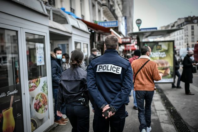 Des policiers en patrouille dans les rues de Paris le 3 février 2021.
