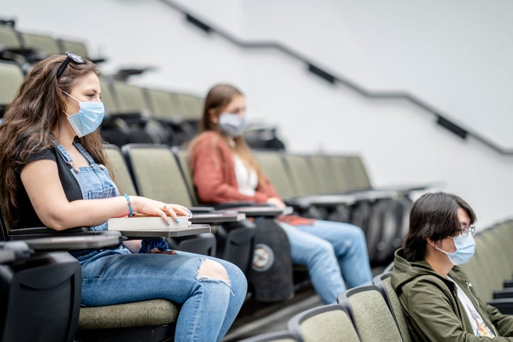 Les étudiants de retour en classe devront s'assurer de garder une distance de 1,5 mètre entre eux dans les locaux.