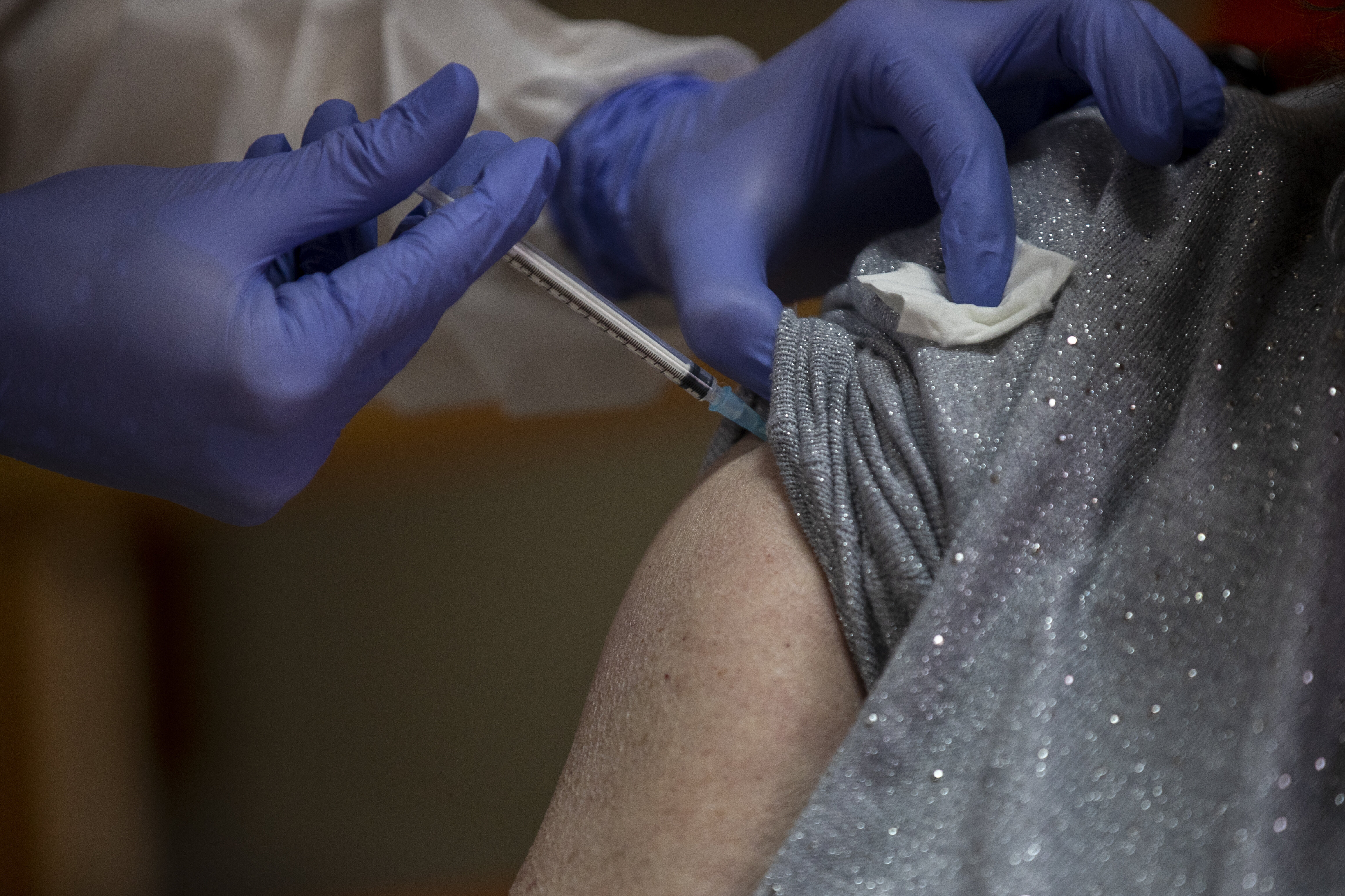 "Inquiète" sur les variants du coronavirus, l'OMS appelle à vacciner plus vite en Europe