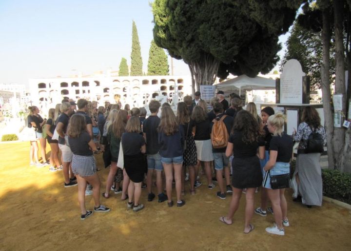 Estudiantes suecos visitando el cementerio de Sevilla. 