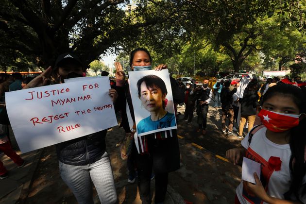 En Birmanie, où elle reste très populaire, les manifestations pour réclamer la libération de Aung San Suu Kyi se succèdent. C'est aussi le cas dans des pays voisins, comme sur cette photo prise en Inde le 5 février. (AP Photo/Manish Swarup)