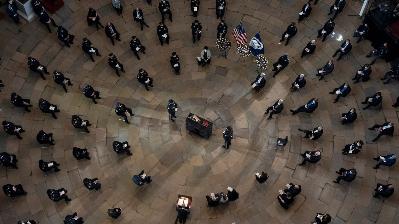 Την Τετάρτη, 3 Φεβρουαρίου, ο ηγέτης της πλειοψηφίας της Γερουσίας Τσακ Σούμερ μιλάει σε εκδήλωσης μνήμης προς τιμήν του αστυνομικού Μπράιαν Σίκνικ, που έχασε την ζωή του κατά την εισβολή των οπαδών του πρώην προέδρου Ντόναλντ Τραμπ στο Καπιτώλιο, στις 6 Ιανουαρίου.