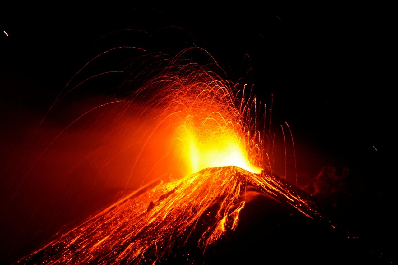 Καυτή λάβα εκτοξεύεται στον νυχτερινό ουρανό από το ηφαίστειο Αίτνα της Ιταλίας, το πιο ενεργό της Ευρώπης, στις ανατολικές ακτές της Σικελίας, στις 3 Φεβρουαρίου, 2021.