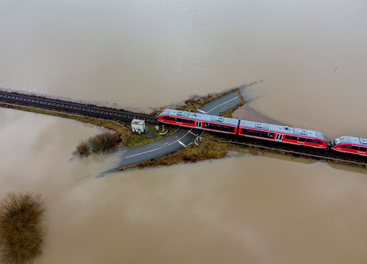 Ένα τραίνο ενώ διασχίζει την πλημμυρισμένη διάβαση στην περιοχή Νίντεραου, κοντά στην Φρακφούρτη, της Γερμανίας, στις 3 Φεβρουαρίου, 2021.
