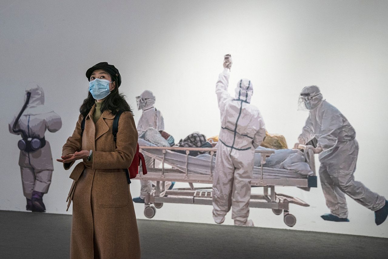 Μια γυναίκα επισκέπτεται έκθεση με θέμα την καταπολέμηση του κορονοϊού στην Γουχάν της Κίνας, στις 30 Ιανουαρίου 2021.