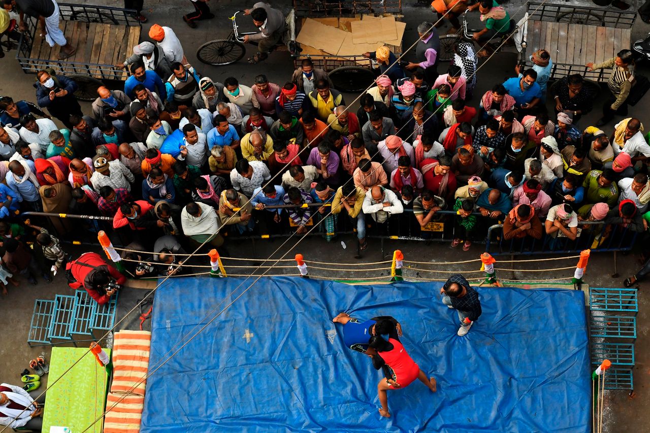 Ερασιτέχνες παλαιστές κατά την διάρκεια υπαίθριου πάλης αγώνα πάνω σε αυτοσχέδιο ταπί, σε δρόμο της Καλκούτα της Ινδίας, στις 30 Ιανουαρίου, 2021.