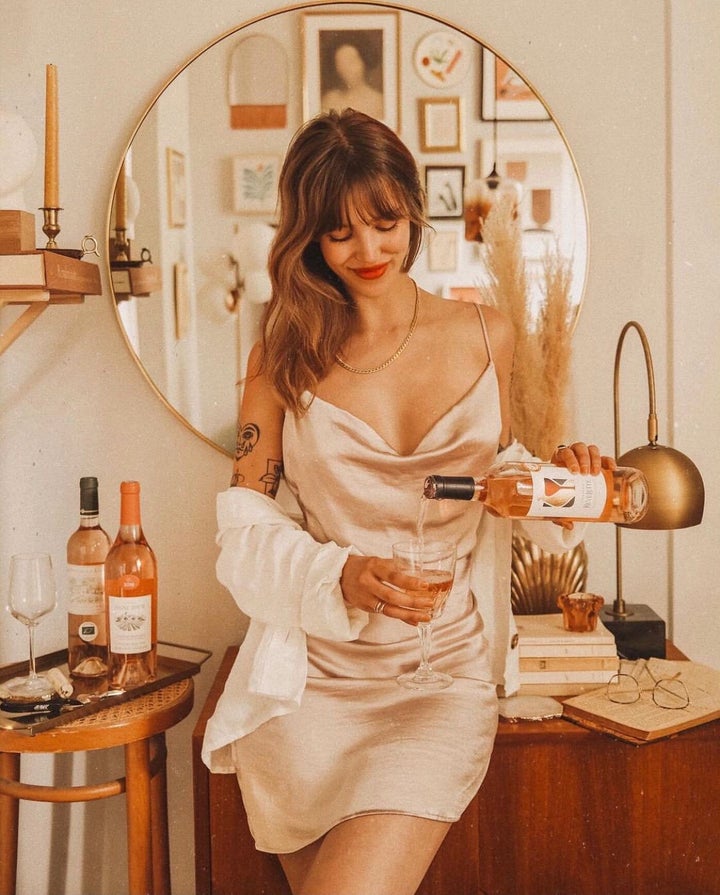 La créatrice de contenu québécoise Audrey Rivest porte la <a href="https://www.essentielsmtl.co/fr/collections/all/products/naomy-dress-1?variant=32925854138505" target="_blank" rel="noopener noreferrer">robe «Naomy»</a> de la marque Essentiels Co.