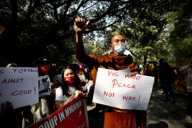 Μιανμάρ: Η χούντα έκλεισε το Ιντερνετ και τα social media ενώ οι διαδηλώσεις