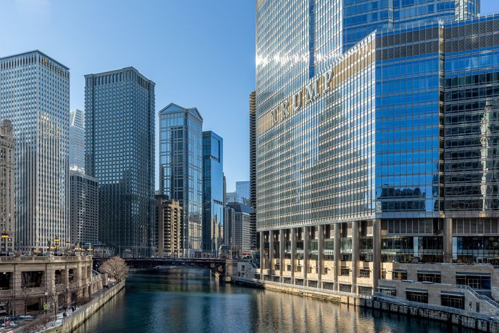 La rivière Chicago, à l'ouest de Michigan Avenue, et plusieurs bâtiments célèbres dont la Trump Tower. (photo d'illustration)