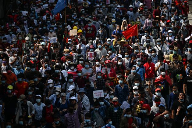 Μιανμάρ: Δεκάδες χιλιάδες άνθρωποι στους δρόμους κατά του