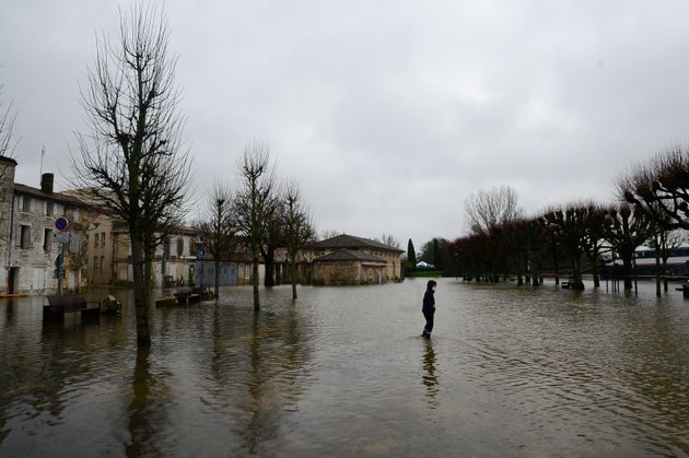 Les inondations (ici le vendredi 5 février) continuent de frapper à Saintes (Charente-Maritime) 

