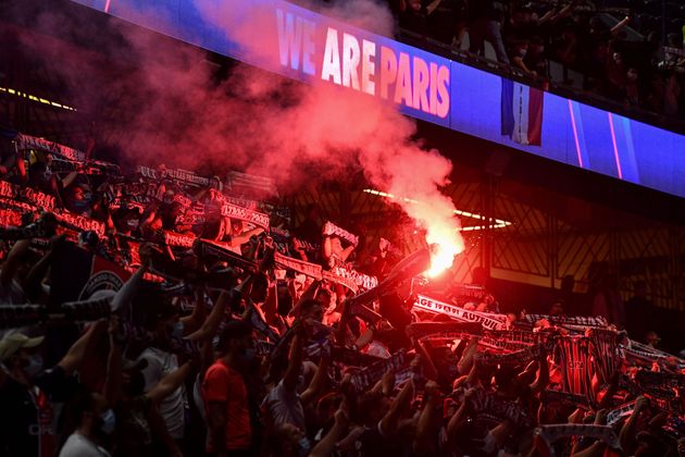 Avant le match entre l'Olympique de Marseille et le Paris Saint-Germain de ce 7 février, une banderole des fans parisiens fait parler d'elle (image d'illustration, prise le 23 août 2020 alors que des supporters du PSG regardaient sur un écran géant au Parc des Princes la finale de Ligue des Champions perdue contre le Bayern Munich). 