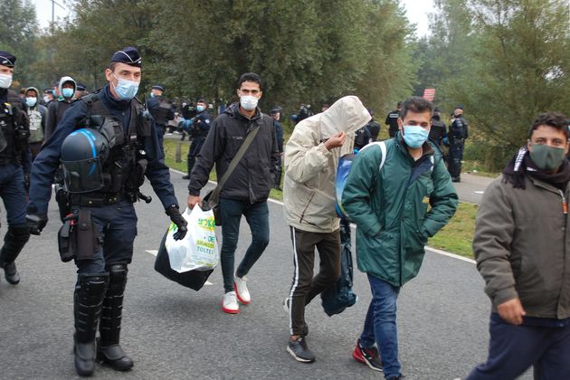 Alors qu'une vague de froid va s'abattre sur les Hauts-de-France, la préfecture du Nord ouvre 170 places d'hébergement d'urgence pour les exilés (photo de septembre 2020, à l'occasion d'une évacuation d'un camp de migrants près de Calais). 