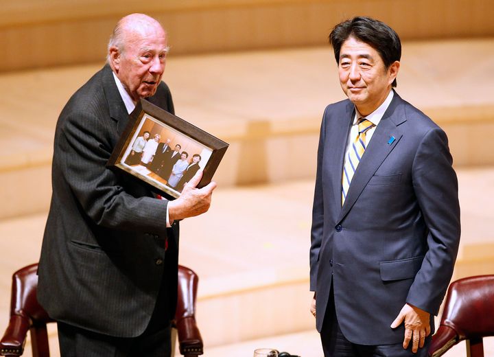 Former Secretary of State George Shultz, left, presents a photograph to Japanese Prime Minister Shinzo Abe during the Silicon Valley Japan Innovation Program at Stanford University on Thursday, April 30, 2015, Stanford, Calif. (AP Photo/Tony Avelar)