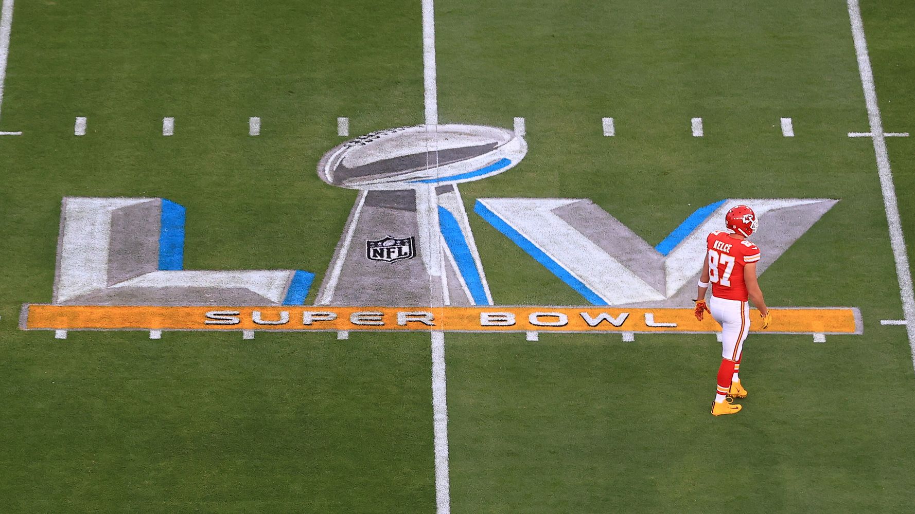 Super Bowl streaker halts game between Chiefs and Bucs in 4th quarter