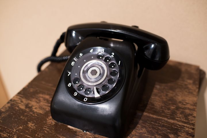 昔の家庭で使用されていた黒電話。電話局から直流で給電していたので、電源なしで使えた。