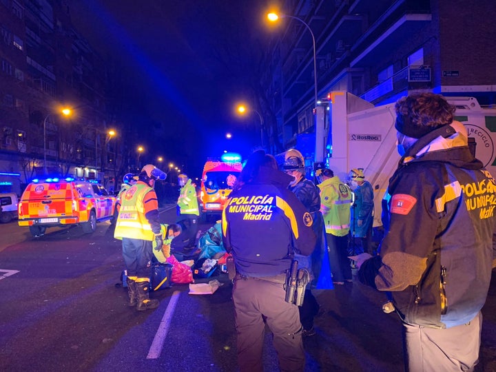 Los servicios de Emergencias, atendiendo al rider.
