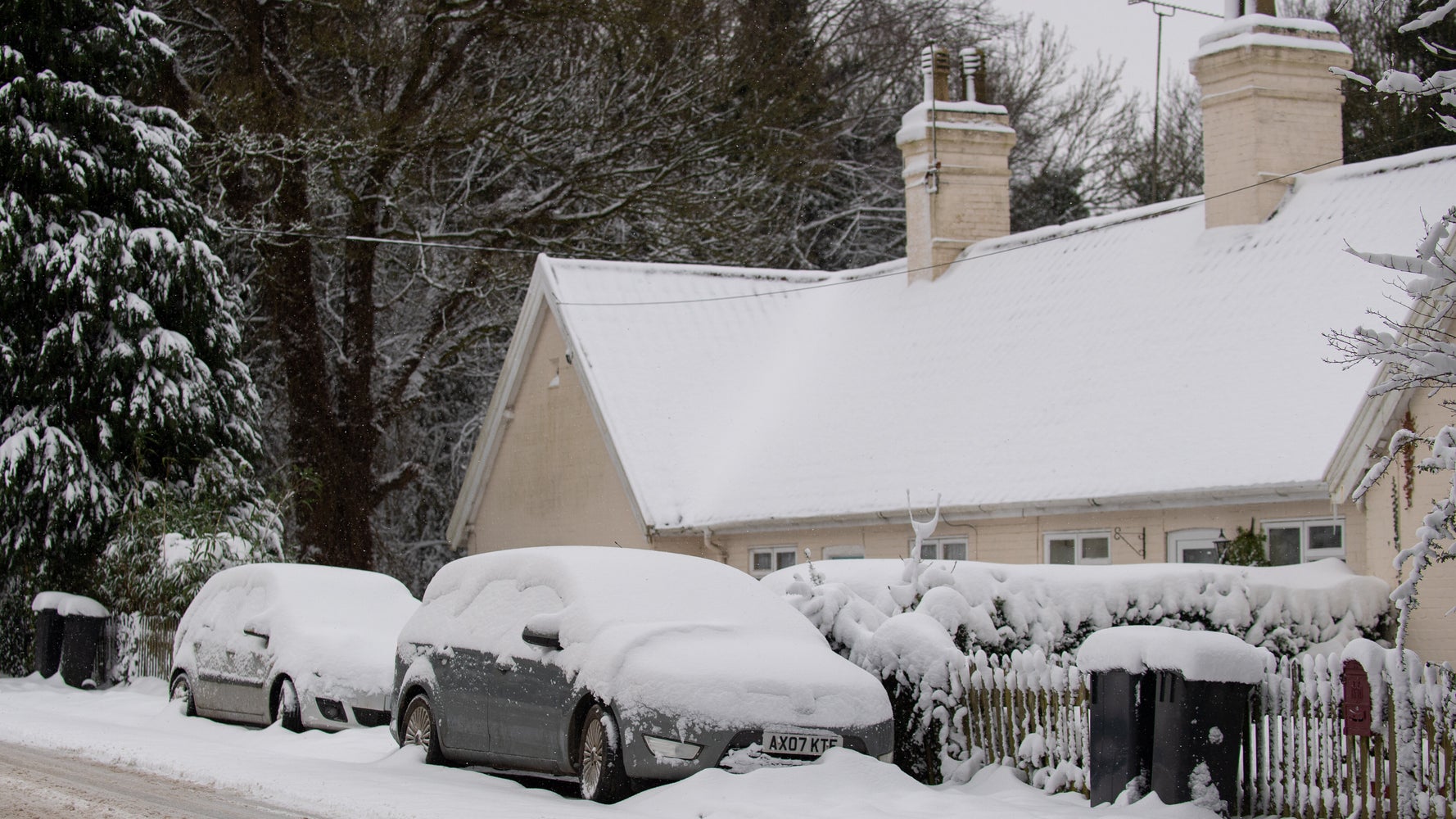 16 Cold Weather Hacks To Keep You Warm When It's Freezing | HuffPost UK Life