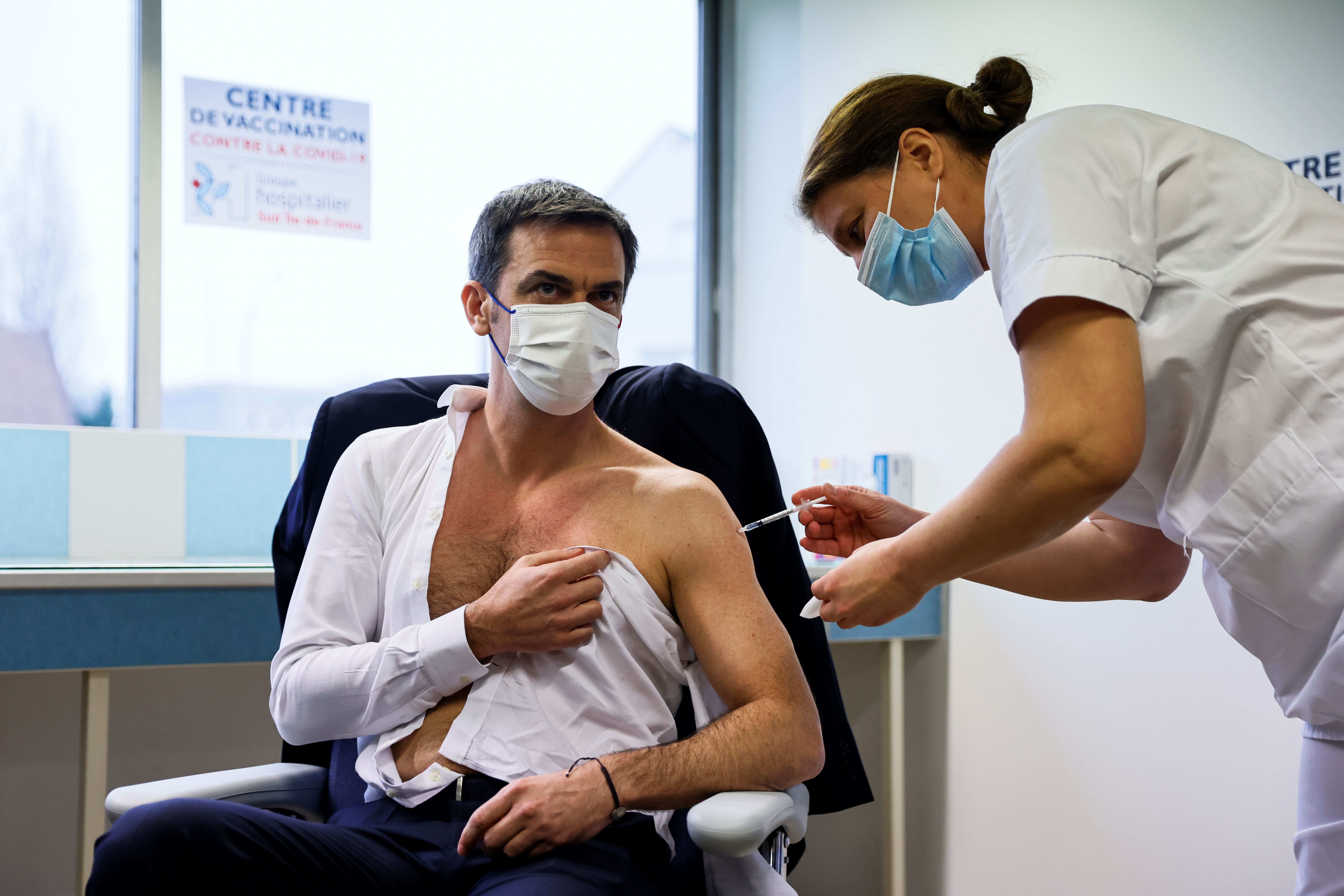 Olivier Véran, premier ministre à se faire publiquement vacciner contre le covid