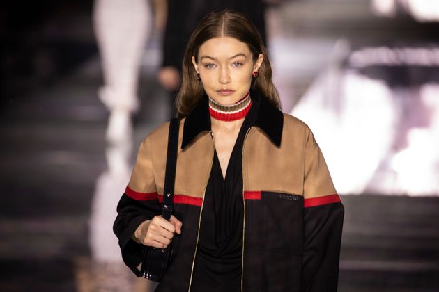 Gigi Hadid lors du défilé Burberry collection Automne/Hiver 2020 à la Fashion week de Londres à Londres, le 17 février 2020.