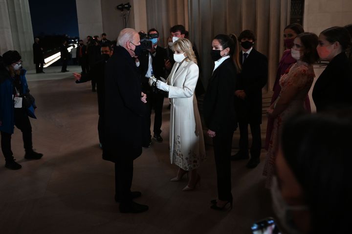 Η Τζιλ Μπάιντεν κρατά στα χέρια της το μπρασελέ από γαρδένιες που της έχει χαρίσει ο πρόεδρος Τζο Μπάιντεν. Παρακολουθεί η κόρη τους, Ασλεϊ, και τα εγγόνια τους. 