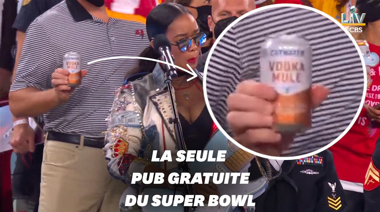 Au Super Bowl 2021, il fait de la publicité depuis les tribunes et ne passe pas inaperçu