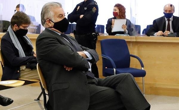 El extesorero del PP Luis Bárcenas, sentado en el banquillo de los acusados durante la primera sesión del juicio de los "papeles de Bárcenas" este lunes en la Audiencia Nacional en San Fernando de Henares.