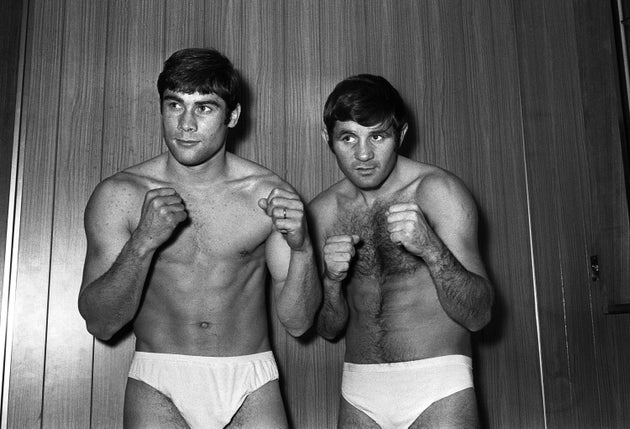 Photo prise le 17 novembre 1969 des boxeurs Roger Menetrey et Jean Josselin (à droite) à la pesée la veille du championnat de France des welters qui doit se tenir à Paris au parc des Expositions.
