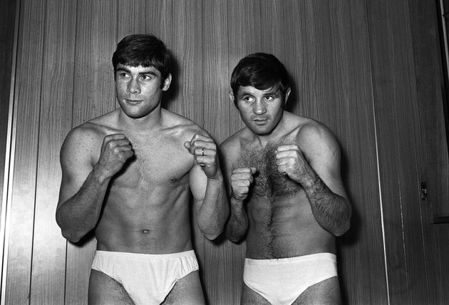 Photo prise le 17 novembre 1969 des boxeurs Roger Menetrey et Jean Josselin (à droite) à la pesée la veille du championnat de France des welters qui doit se tenir à Paris au parc des Expositions. 