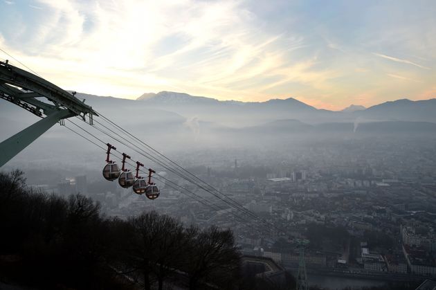 Grenoble vue à travers un voile de pollution, le 13 décembre 2016. (Photo JEAN-PIERRE CLATOT/AFP via Getty Images)